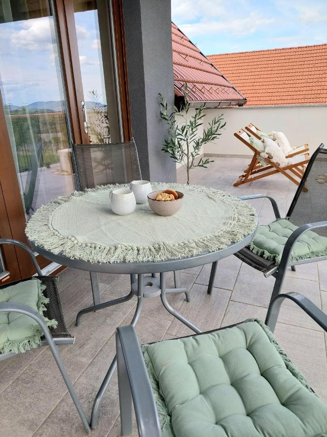 Vineyard Cottage Lan Na Hribu Semic Exterior foto